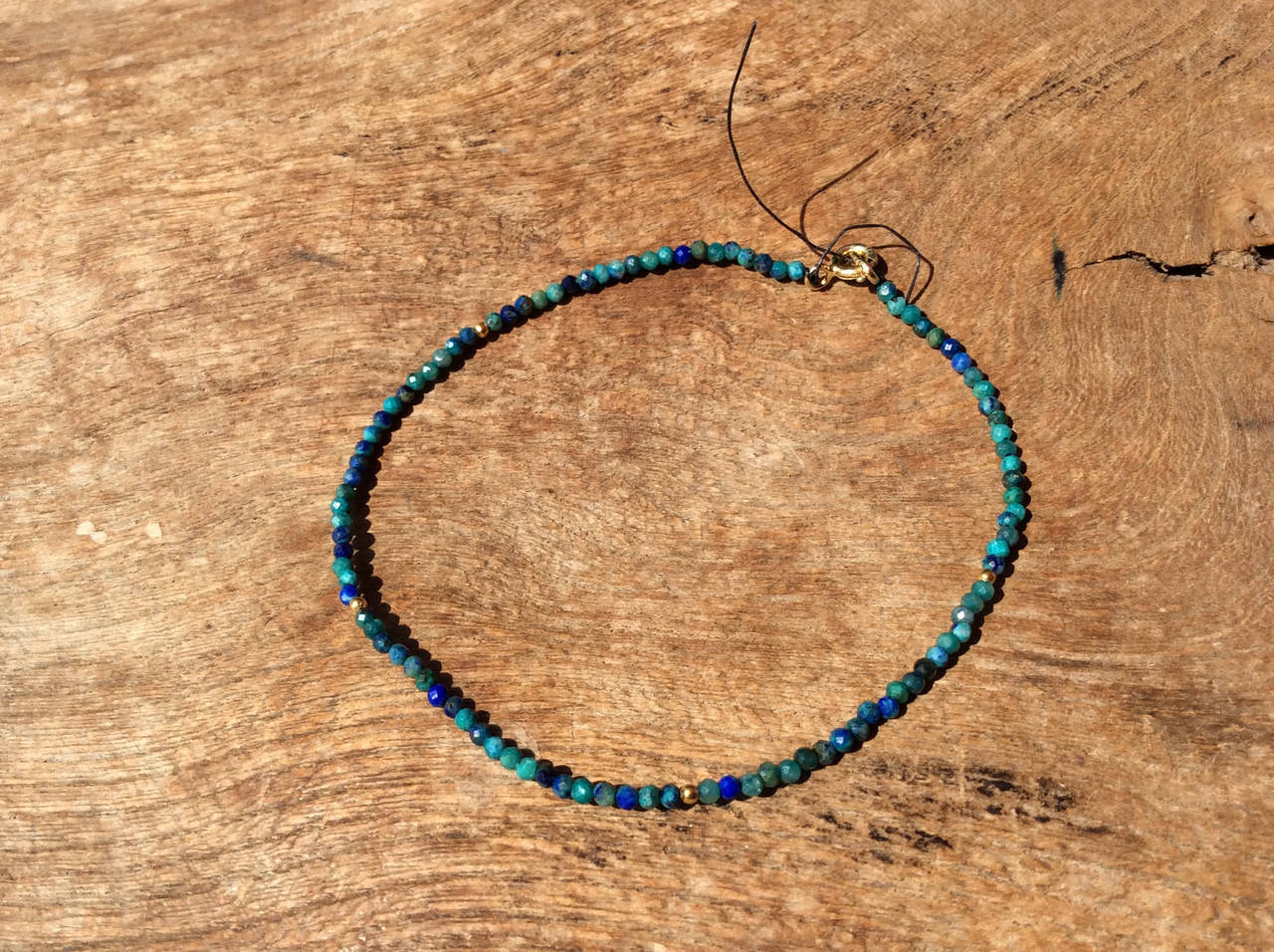 Azuritarmband mit vergoldeten Kugeln