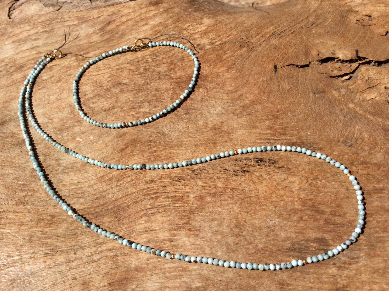Larimararmband mit vergoldeten Kugeln