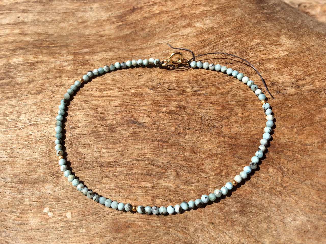 Larimararmband mit vergoldeten Kugeln