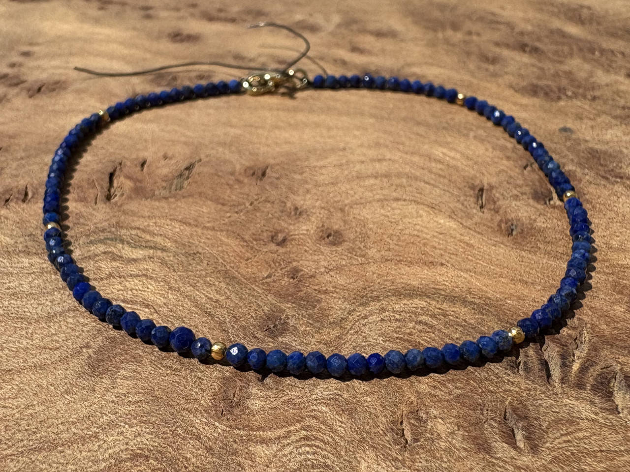 Lapislazuli Armband mit vergoldeten Kugeln