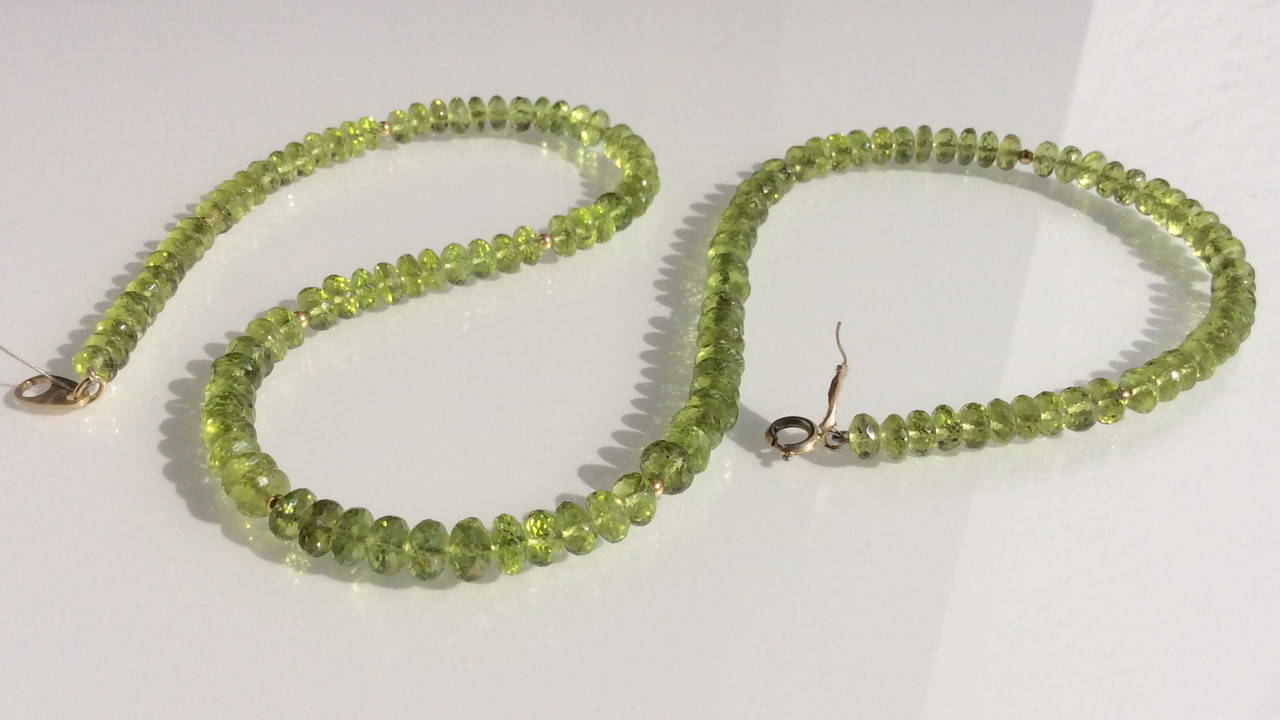 Peridot mit Goldkugeln