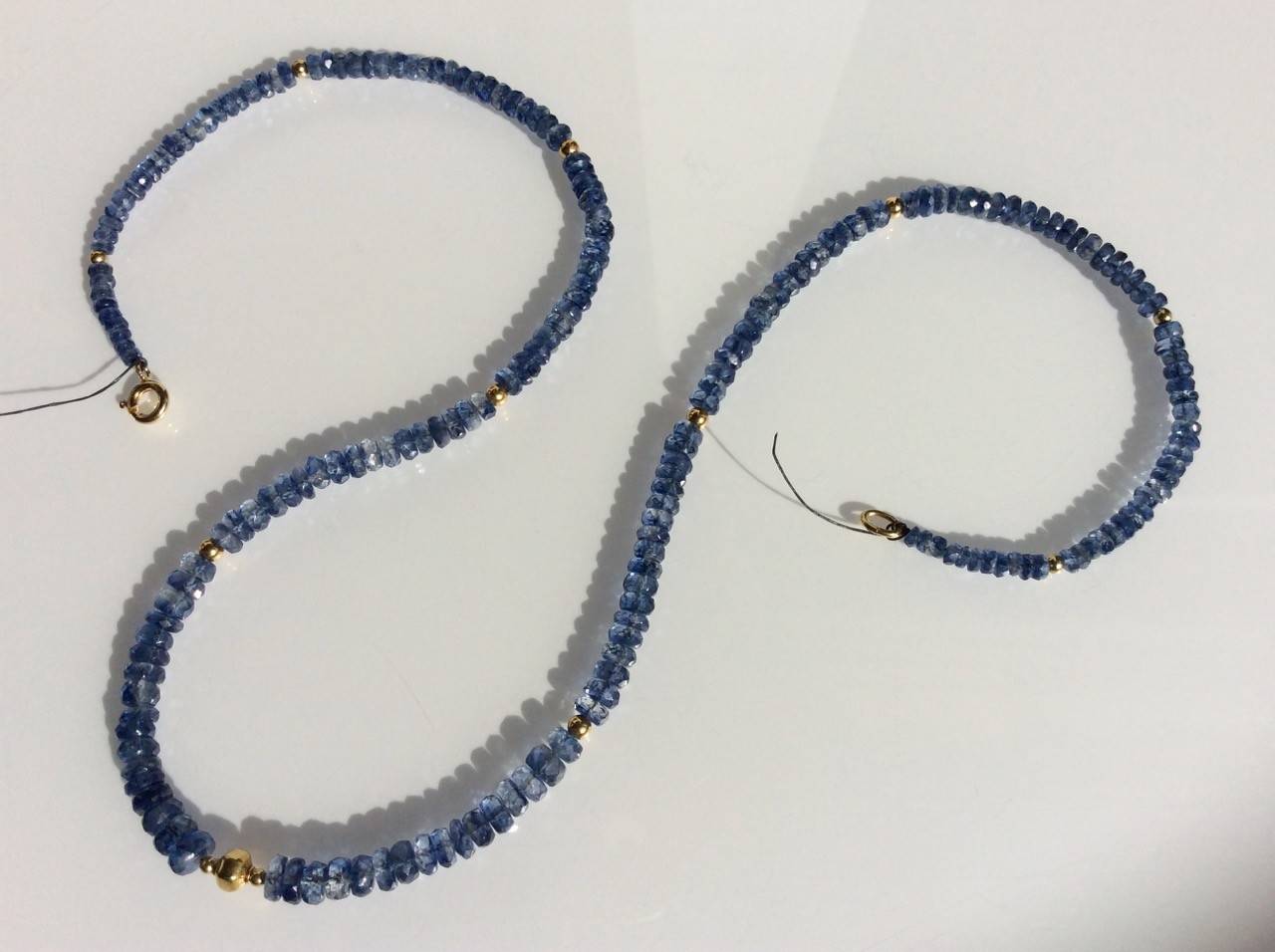 Kyanite mit einem indischen Goldbead