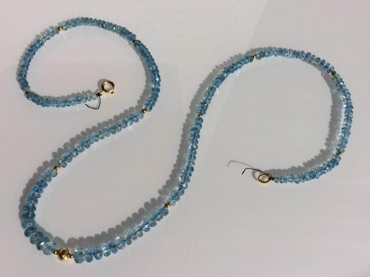 Brasilianischer Aquamarin mit einem indischen Goldbead