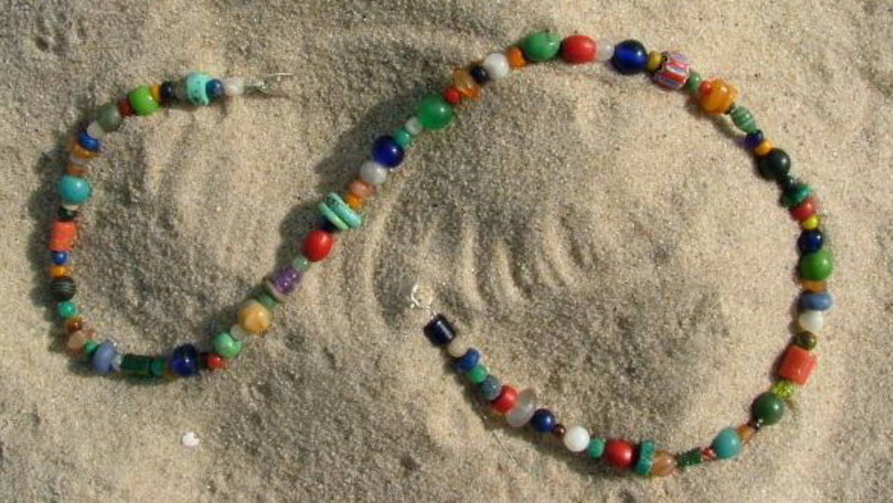 Verschiedene Edelsteine mit Glas- und Keramikperlen.