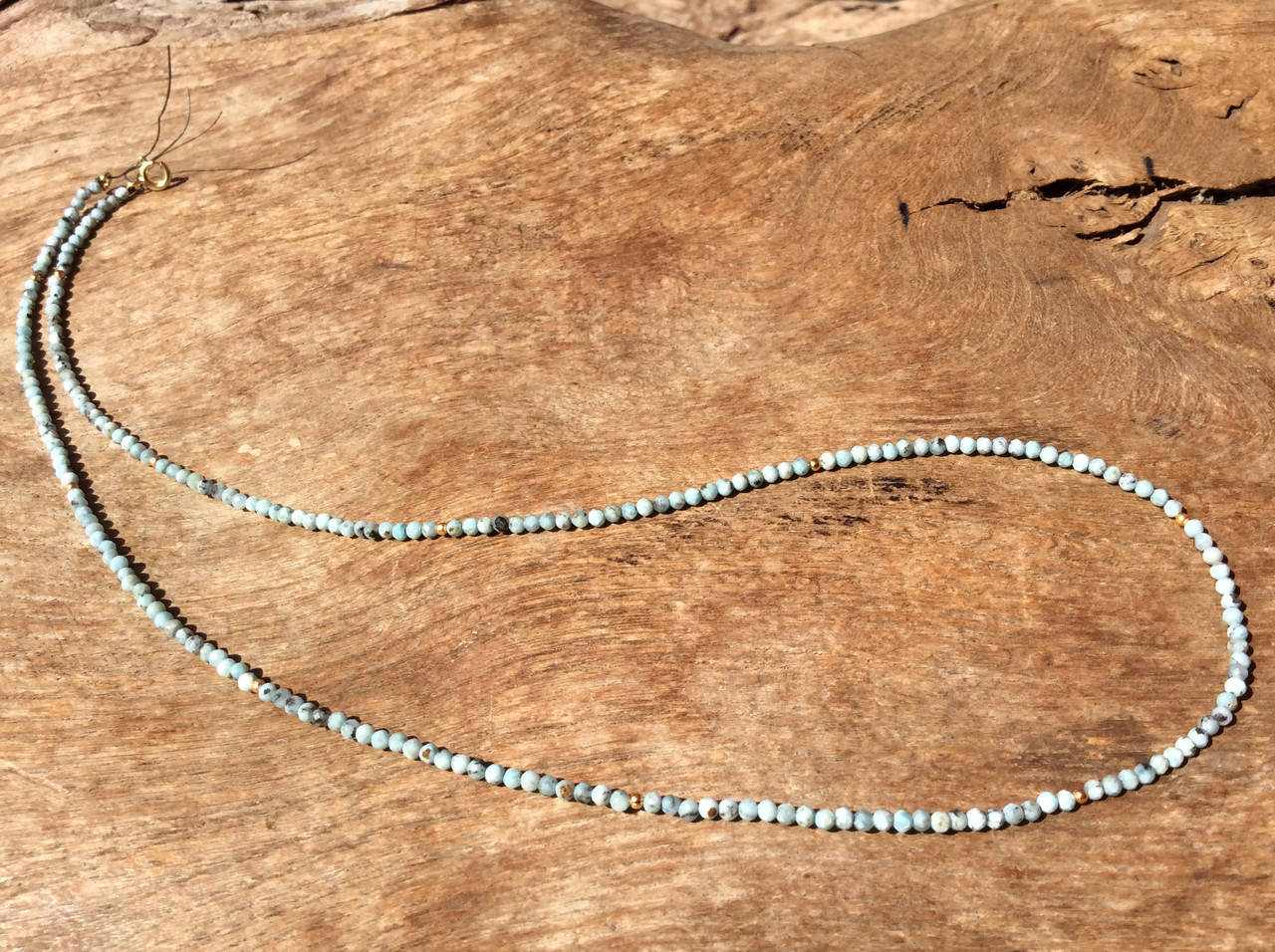 Larimar mit vergoldeten Kugeln