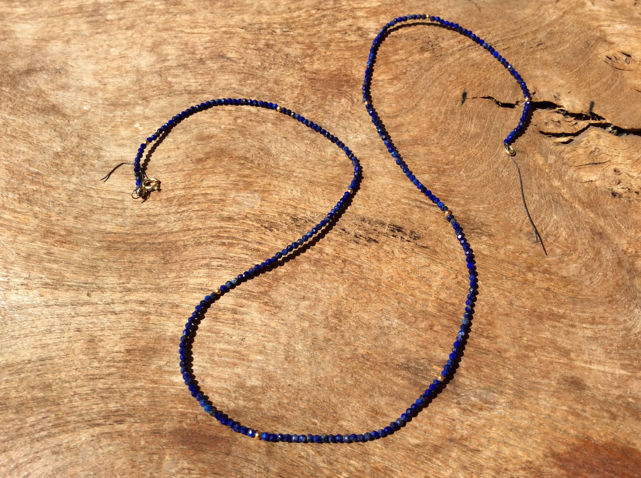 Lapislazuli mit vergoldeten Kugeln