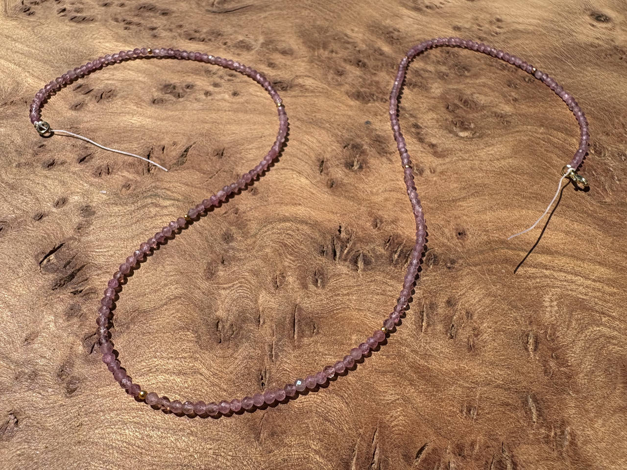 Pink Turmalin mit vergoldeten Kugeln
