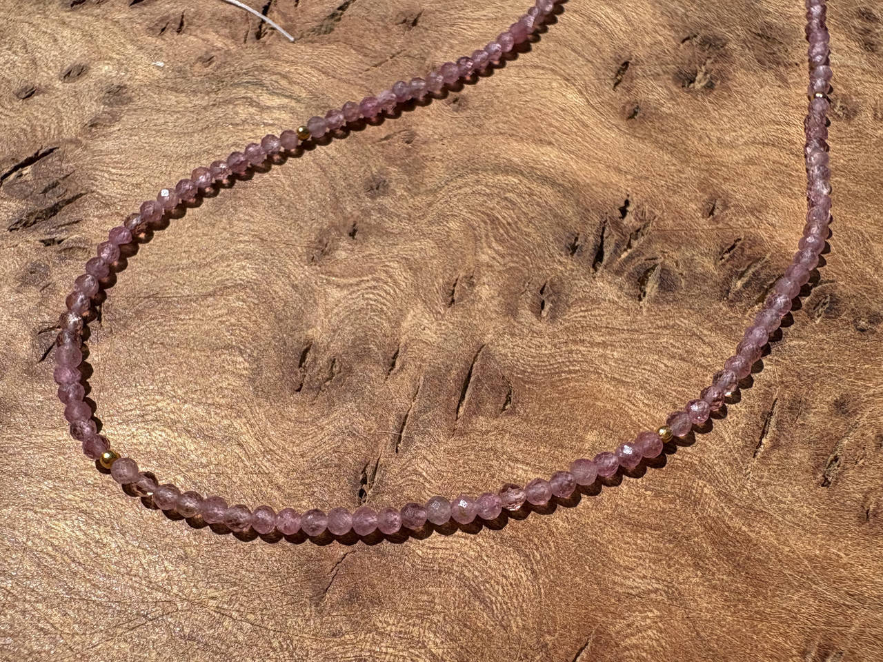 Pink Turmalin mit vergoldeten Kugeln