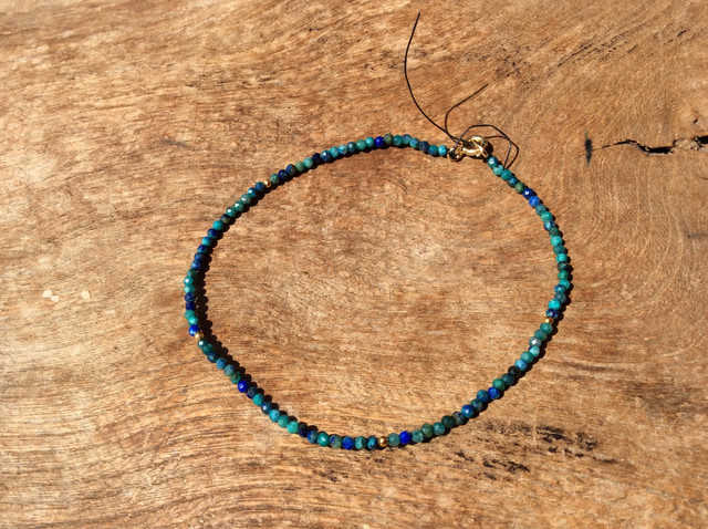 Azuritarmband mit vergoldeten Kugeln