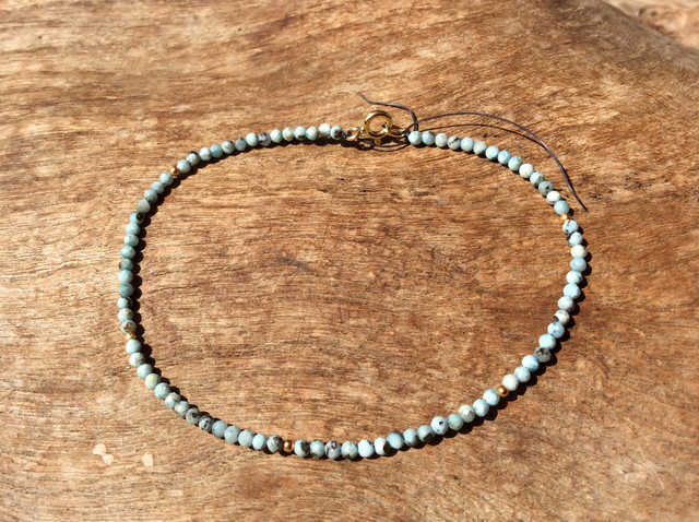 Larimararmband mit vergoldeten Kugeln