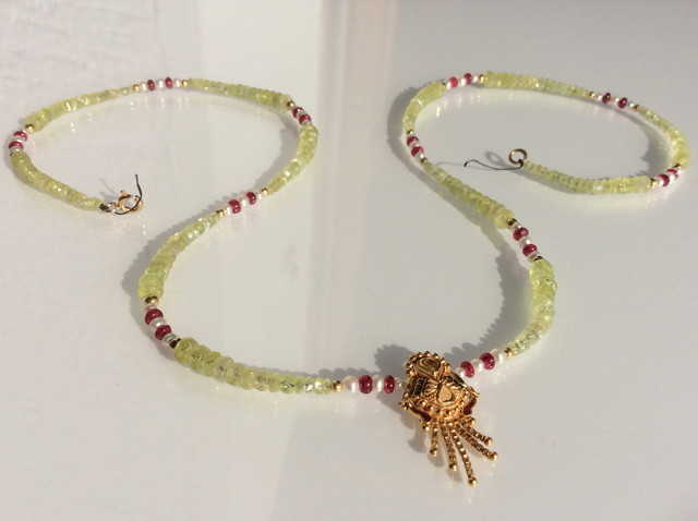 Chrysoberyll mit einem antiken indischem Ohrring
