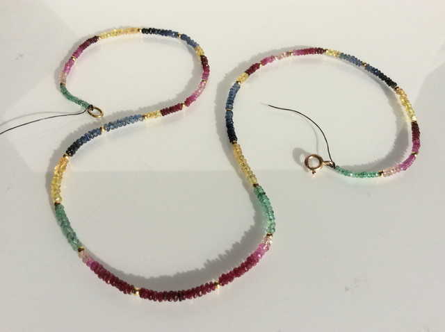 Saphirkette in kräftigen Farben mit Gold