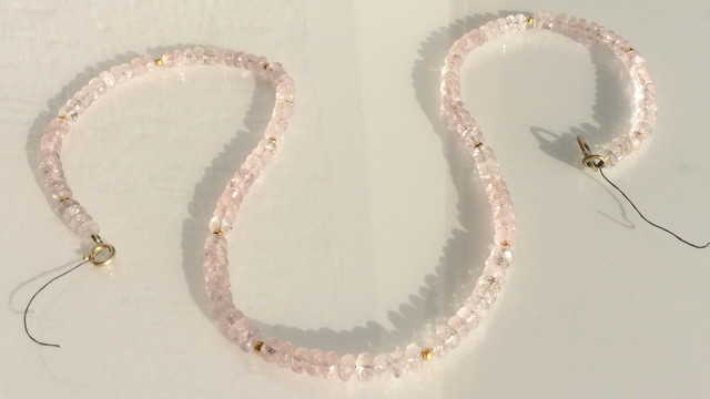 Morganite mit Goldkugeln