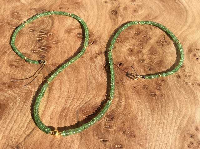 Tsavorite mit einem indischen Goldbead