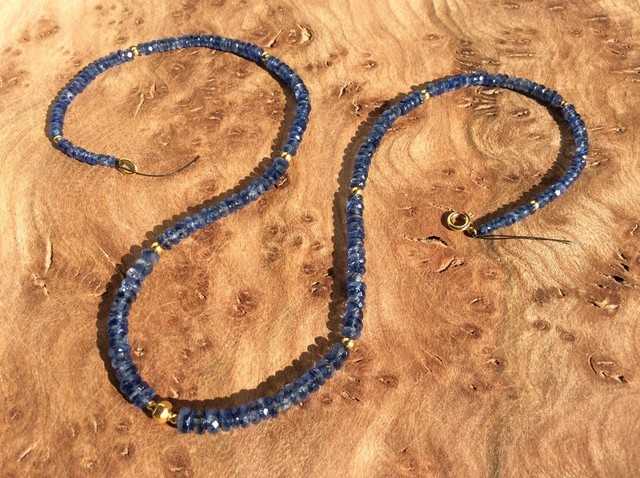 Kyanite mit einem indischen Goldbead