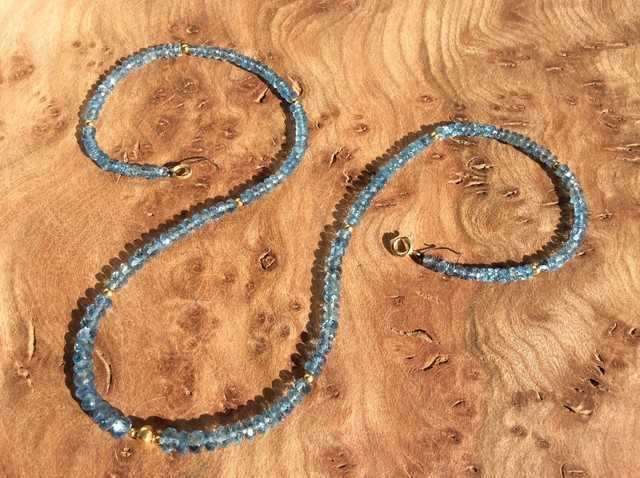 Brasilianischer Aquamarin mit einem indischen Goldbead