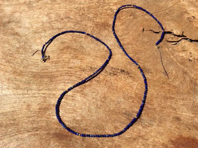 Lapislazuli mit vergoldeten Kugeln