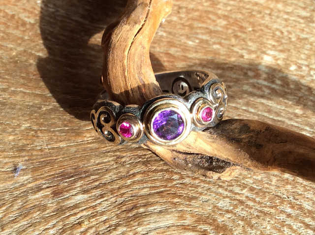 Amethyst und zwei Rubine
